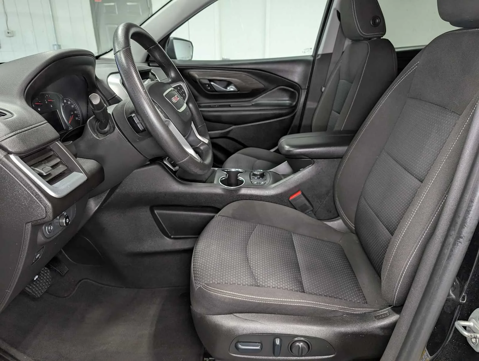 Used 2022 Ebony Twilight Metallic GMC SLE image 4