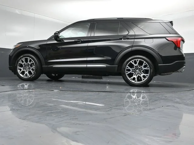 Used 2025 Black Metallic Ford Platinum image 43