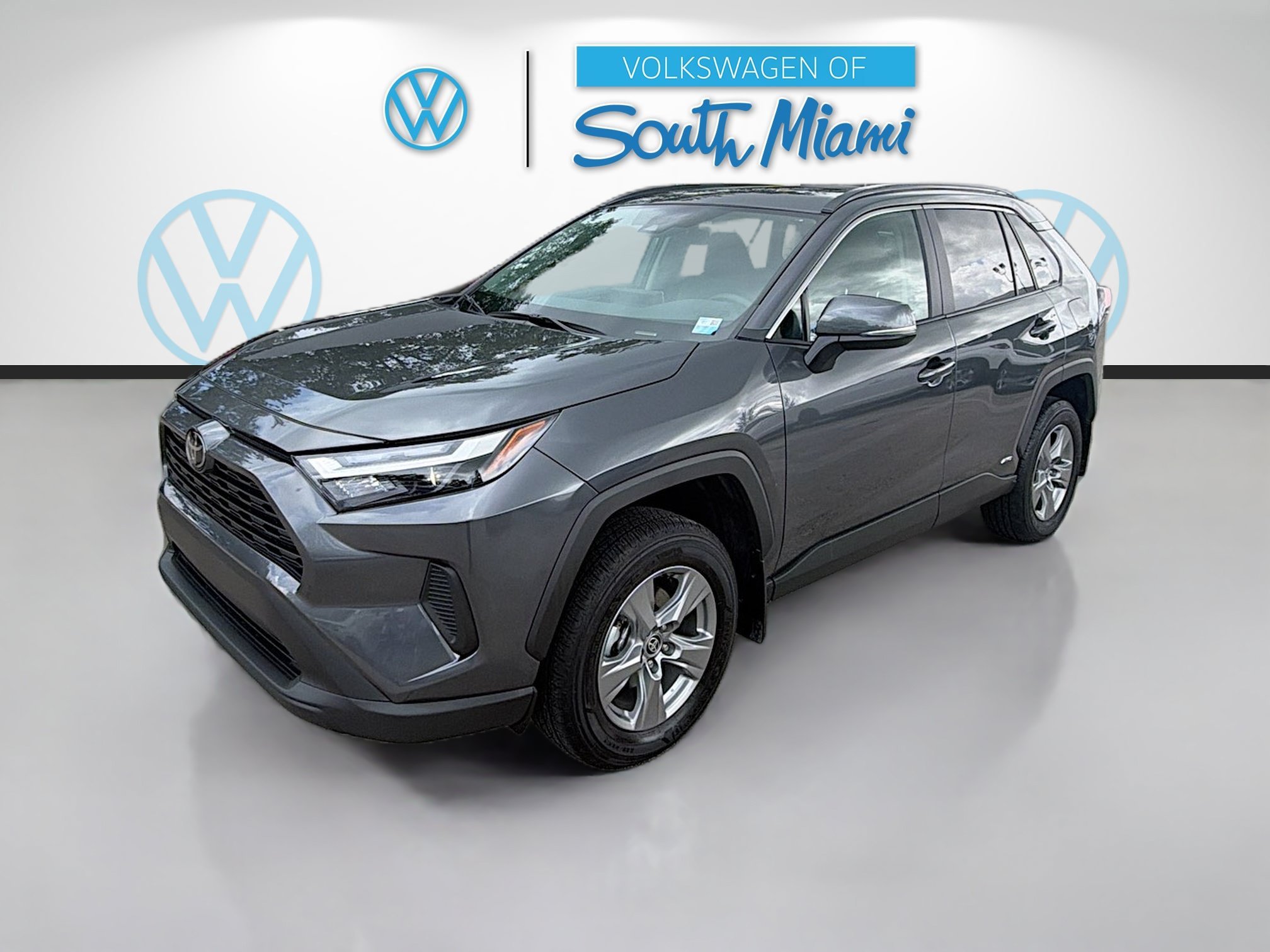 Used 2025 Magnetic Gray Metallic Toyota Hybrid XLE image 3