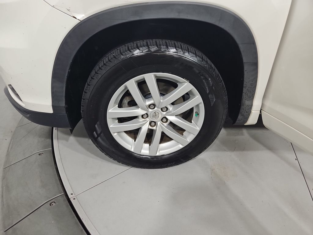 Used 2014 White Toyota LE image 26