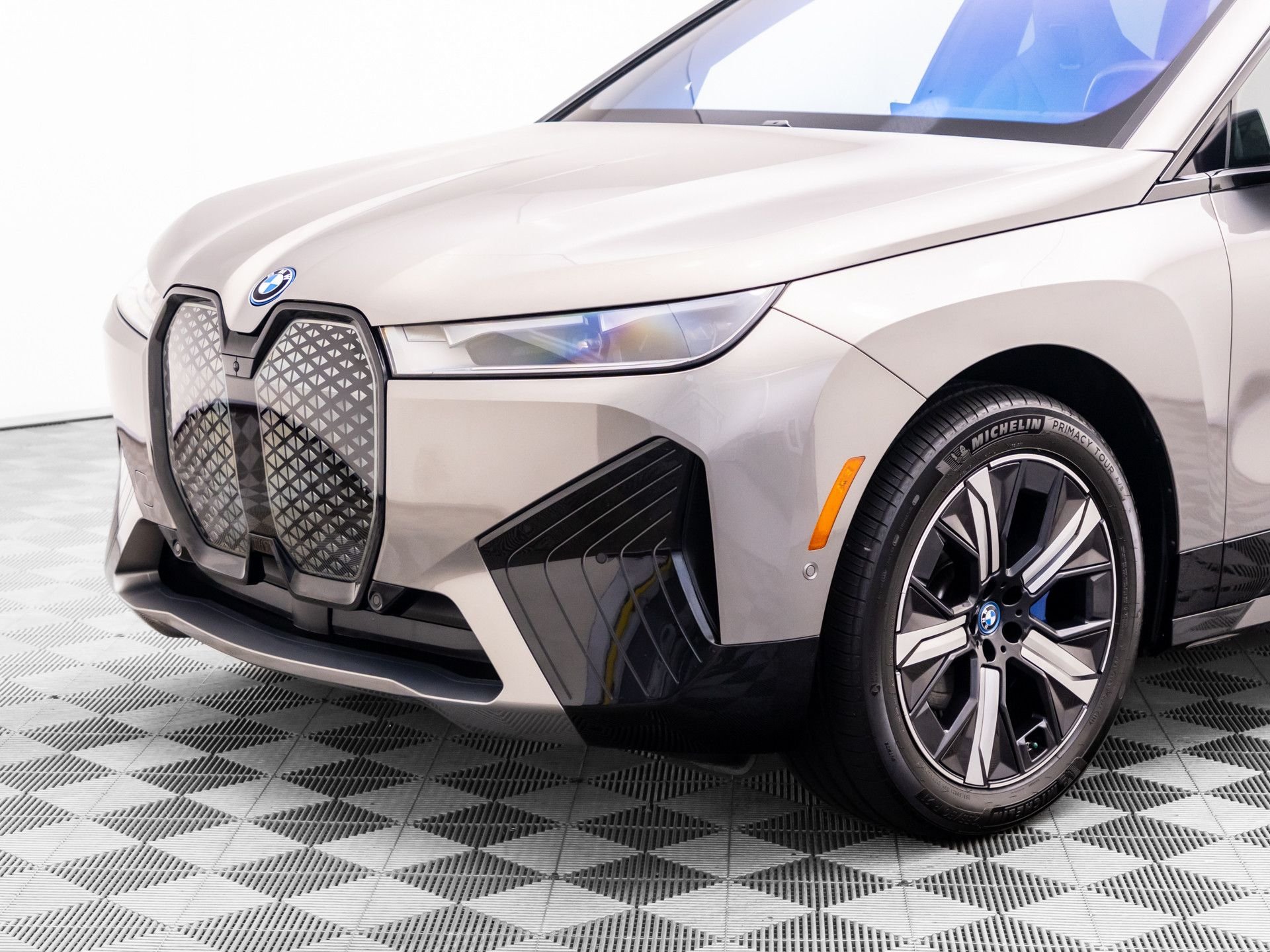 Used 2024 Gray BMW xDrive50 image 32