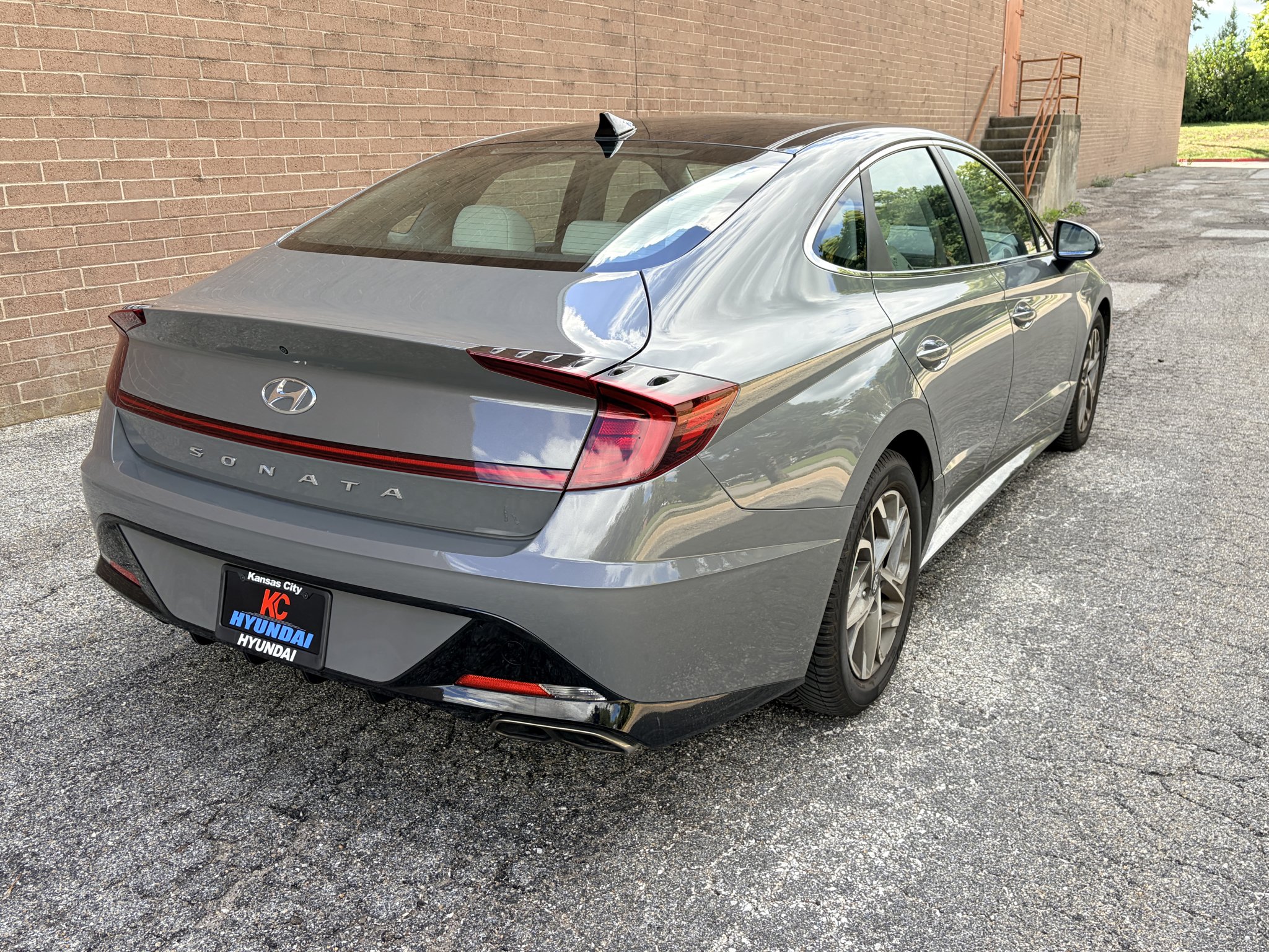 Used 2022 Hampton Gray Hyundai SEL image 5