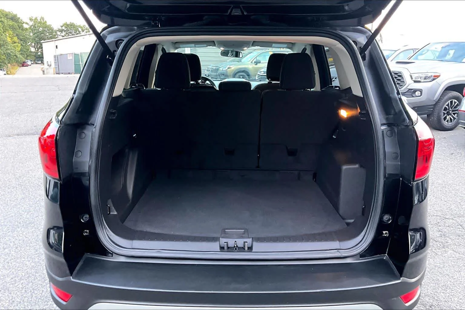 Used 2019 Agate Black Ford SE image 30