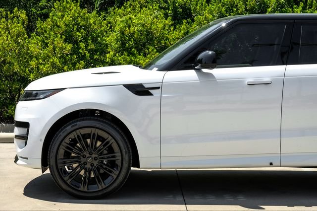 New 2026 Ostuni Pearl White Premium Metallic Land Rover Dynamic SE image 17