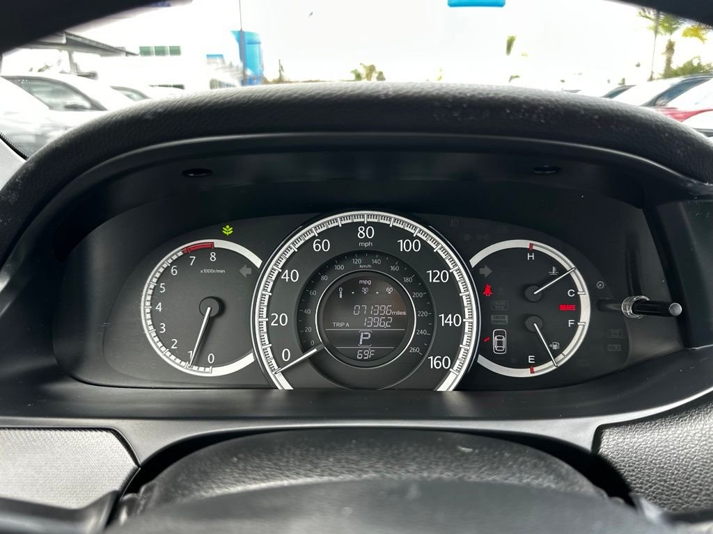Used 2013 Alabaster Silver Metallic Honda LX image 24