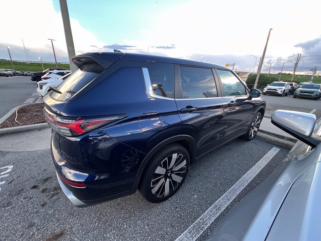 Used 2025  Mitsubishi SE image 5