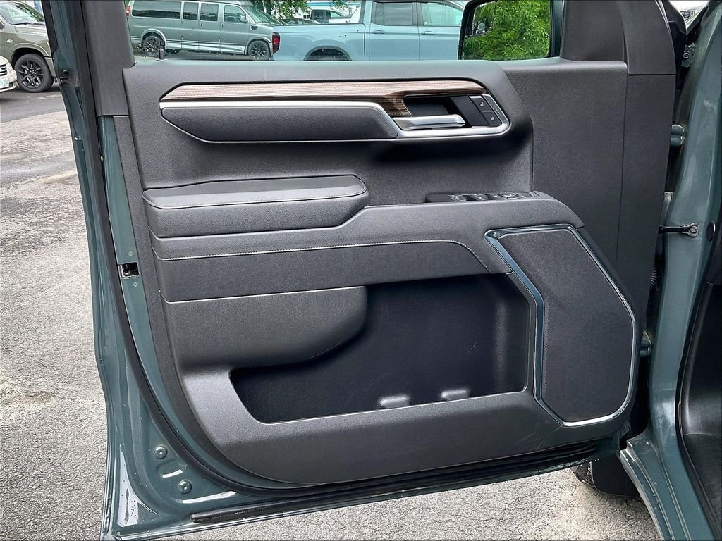Used 2025 Gray Chevrolet LT image 9