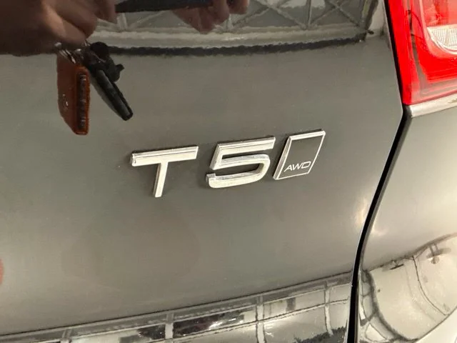 Used 2022  Volvo Momentum image 10