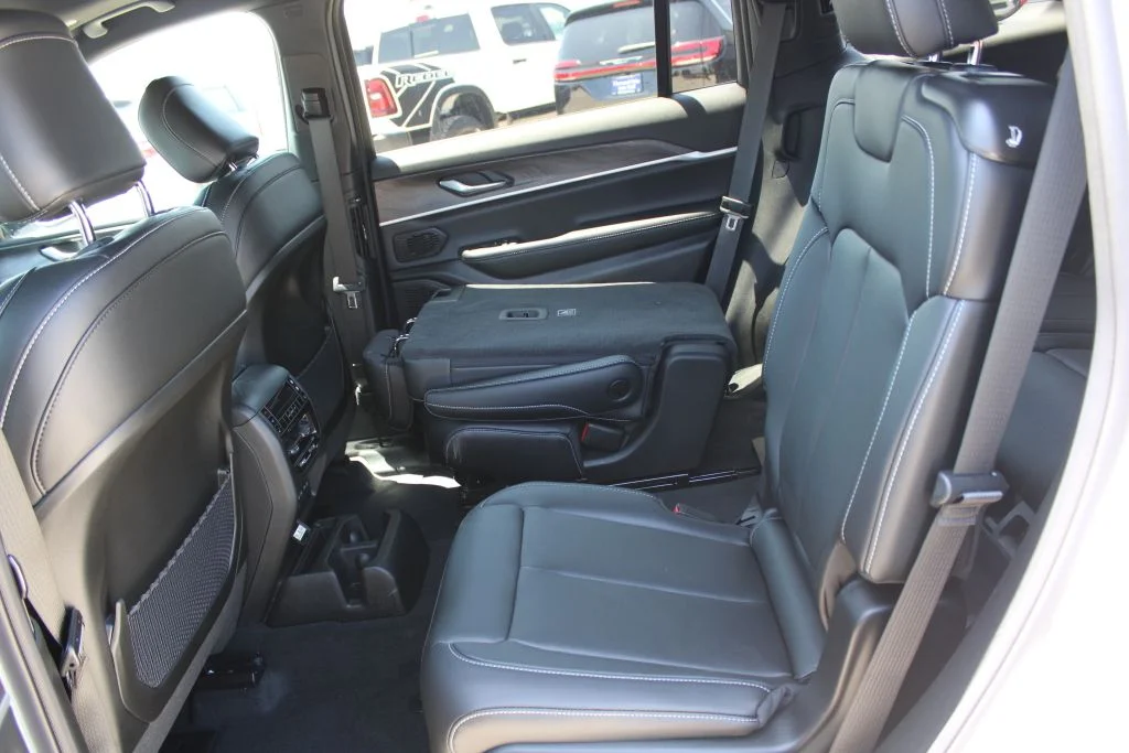 New 2026 Bright White Clear-Coat Exterior Paint Jeep Limited image 17