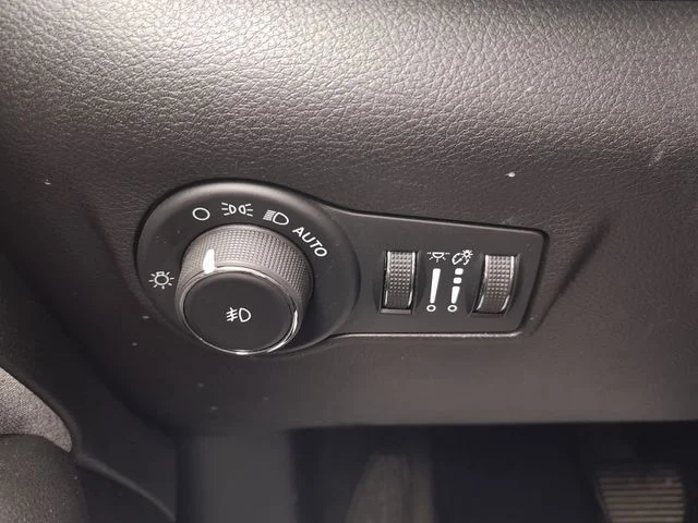Used 2024 Silver Jeep Latitude image 18