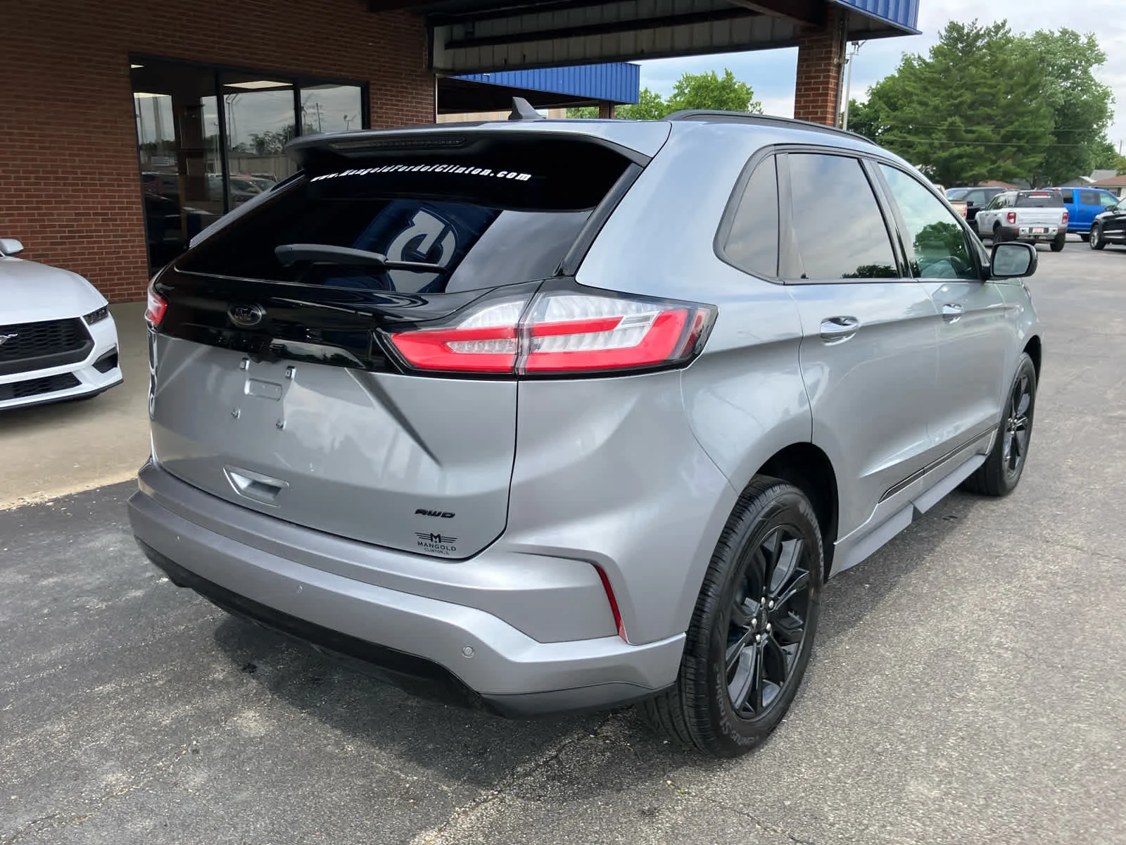 New 2023 Iconic Silver Metallic Ford SE image 18