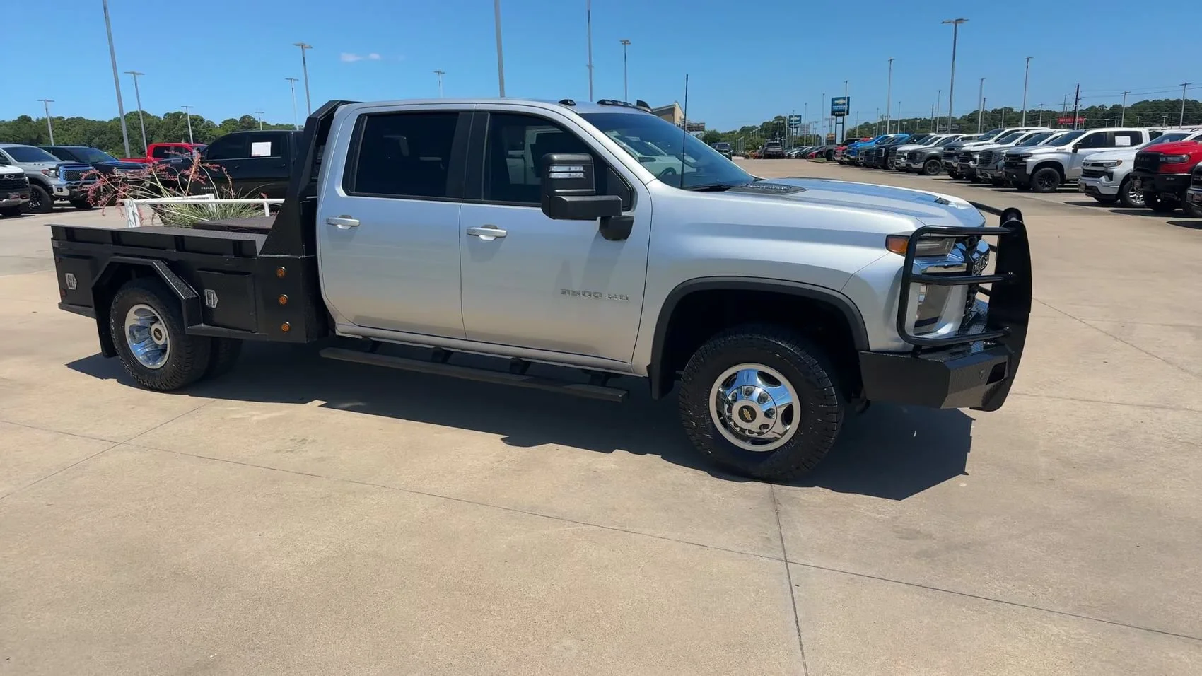 Used 2023 Silver Ice Metallic Chevrolet LT image 9