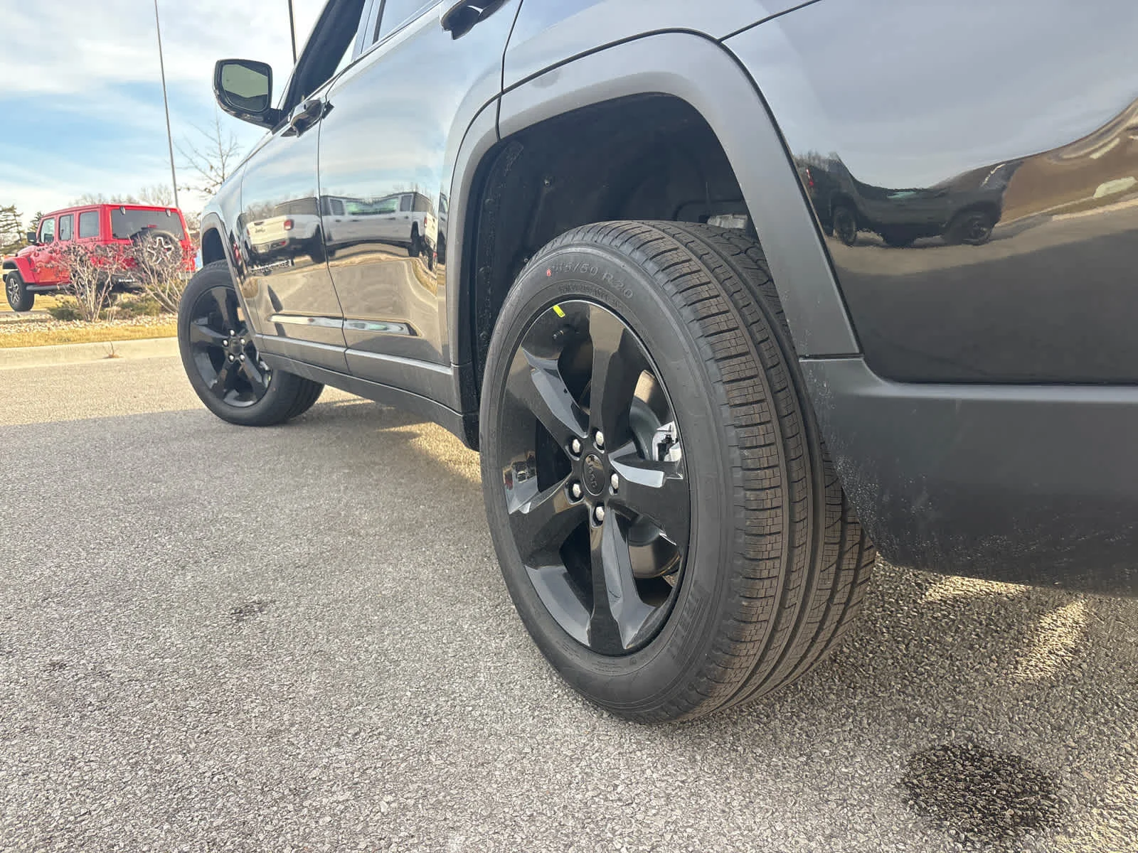 New 2025 Diamond Black Crystal Pearl-Coat Exterior Paint Jeep Limited image 6