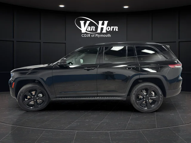 Certified Used 2024 Diamond Black Crystal Pearlcoat Jeep Limited image 4