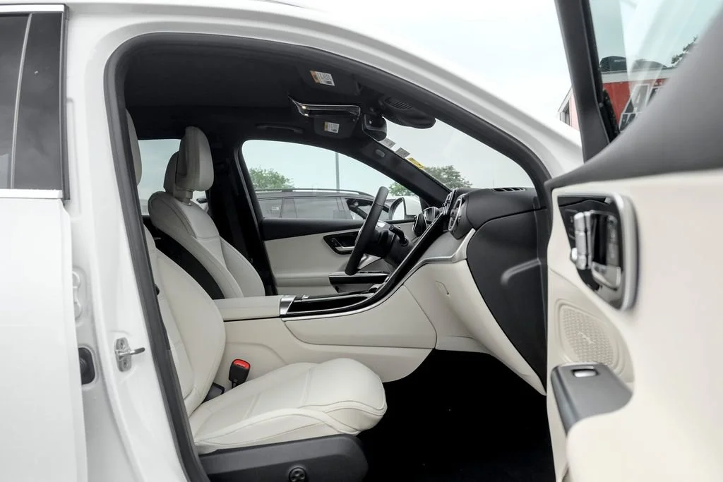 New 2026 Polar White Mercedes-Benz GLC 300 image 47