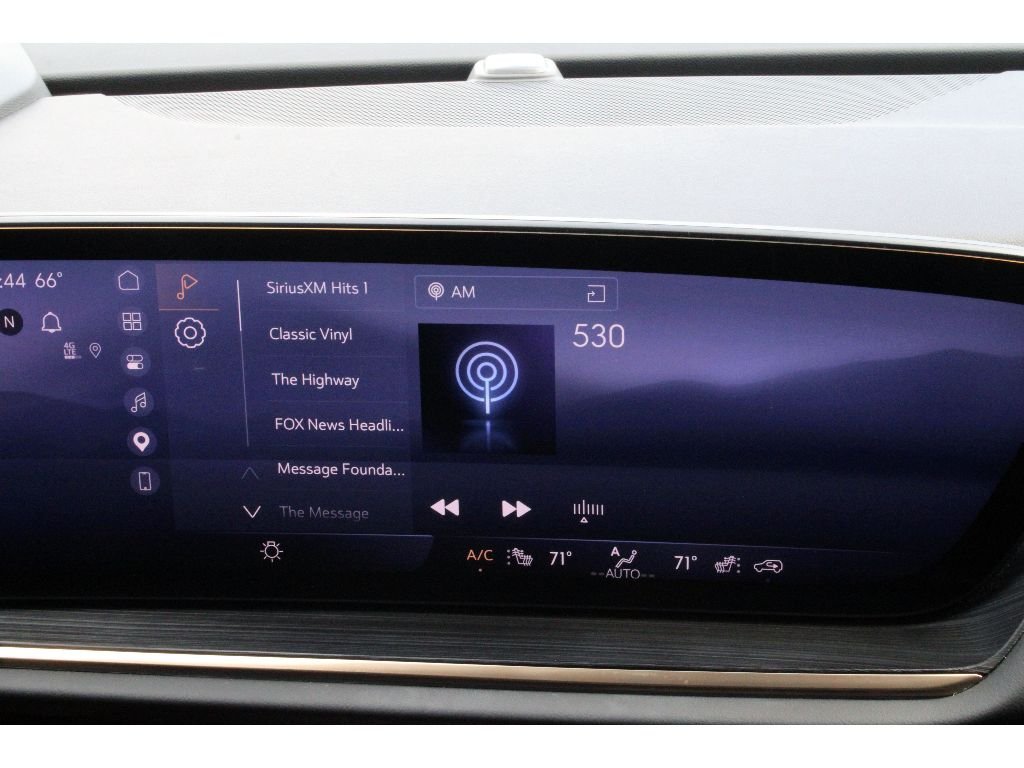 Used 2024 White Frost Tricoat Buick Avenir image 13