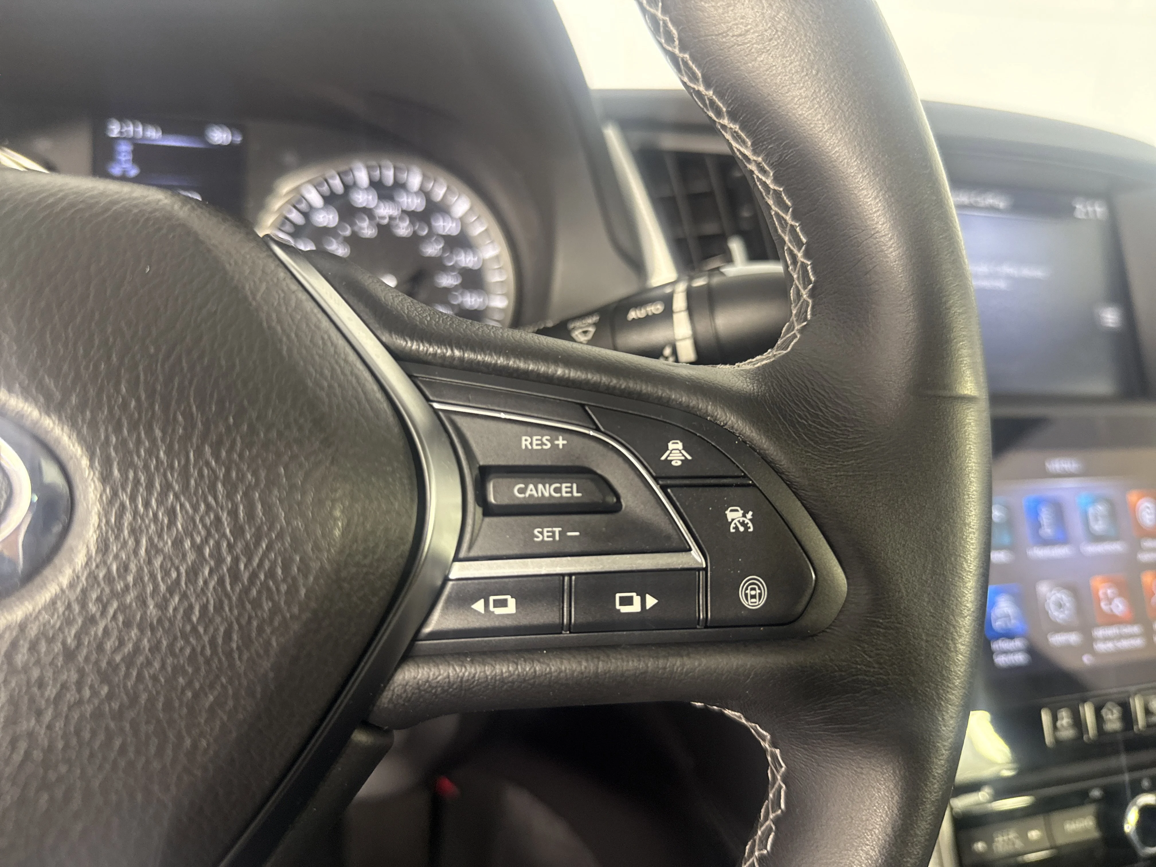 Used 2023 Midnight Black INFINITI LUXE image 26