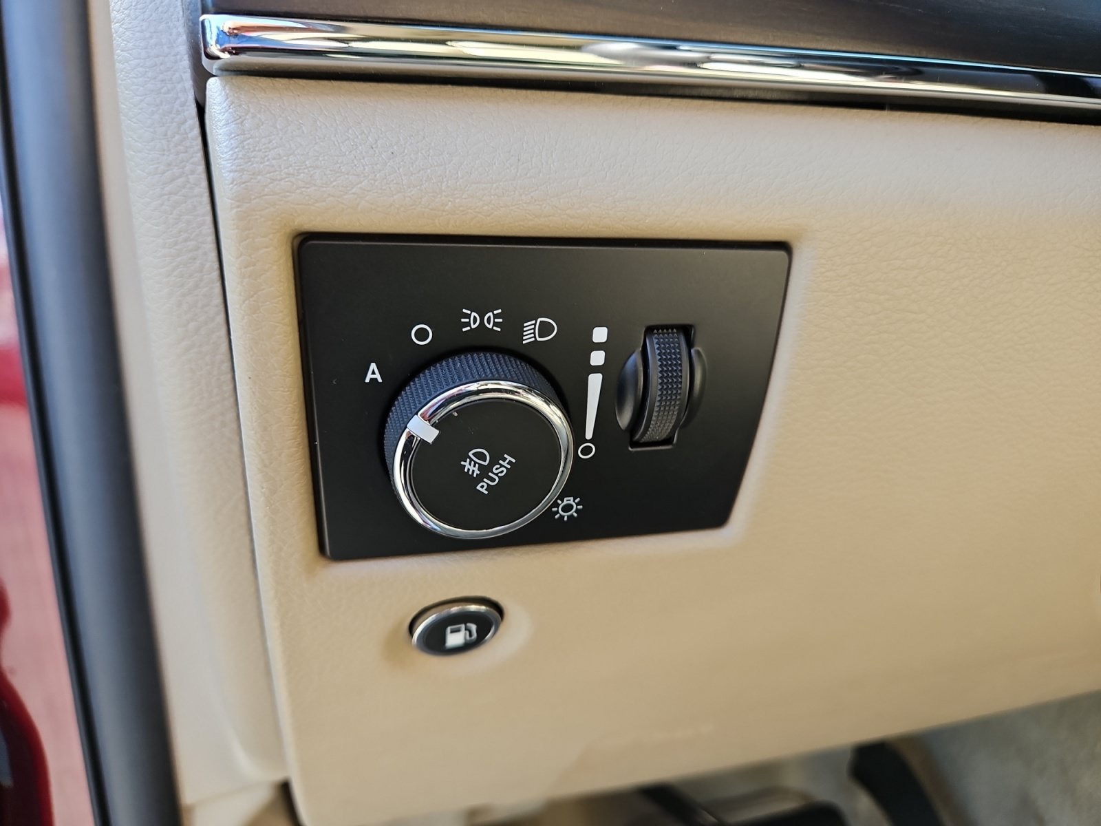Used 2018 Red Jeep Overland image 22