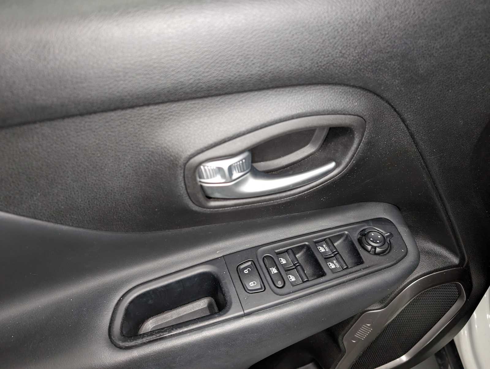 Used 2019 Alpine White Clearcoat Jeep Limited image 40