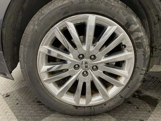 Used 2015 Tuxedo Black Metallic Lincoln Base image 10