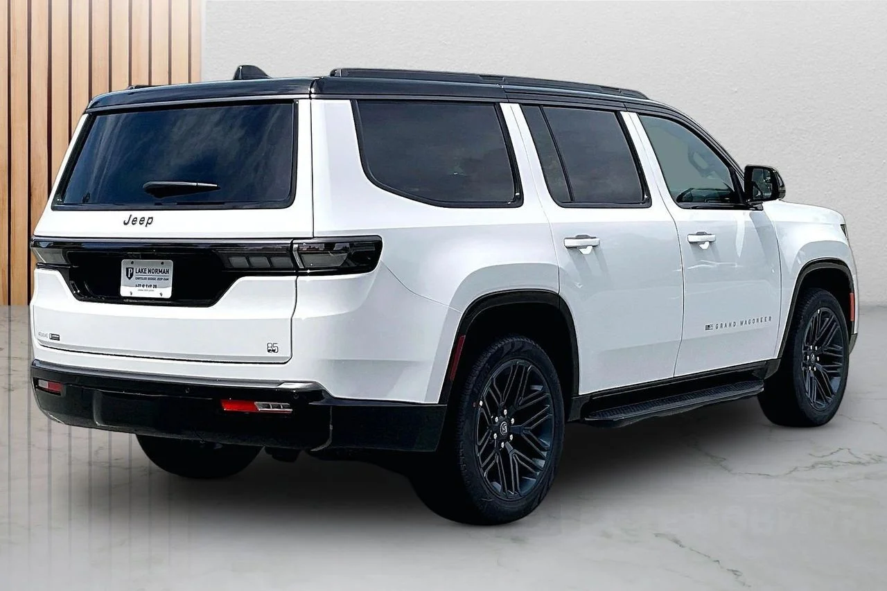 New 2026 Bright White Clear-Coat Exterior Paint Jeep  image 9