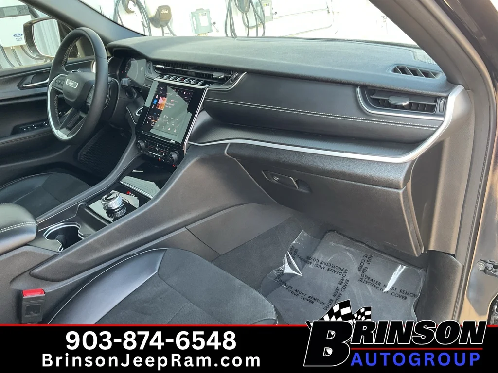 Used 2024 Diamond Black Crystal Pearlcoat Jeep Altitude image 23