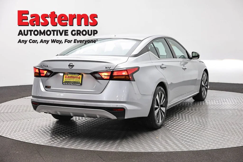 Used 2022 Silver Nissan 2.5 SV image 5