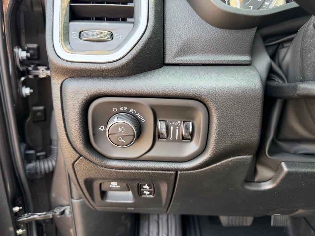 New 2026 Granite Crystal Metallic Clear-Coat Exterior Paint RAM Laramie image 17