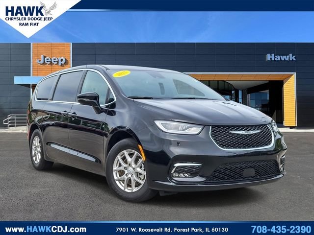 2025 Chrysler Pacifica Select's photo