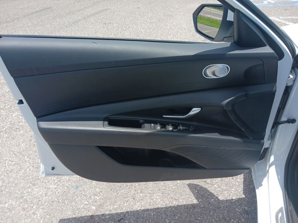 2025 Hyundai Elantra SE - Photo 11