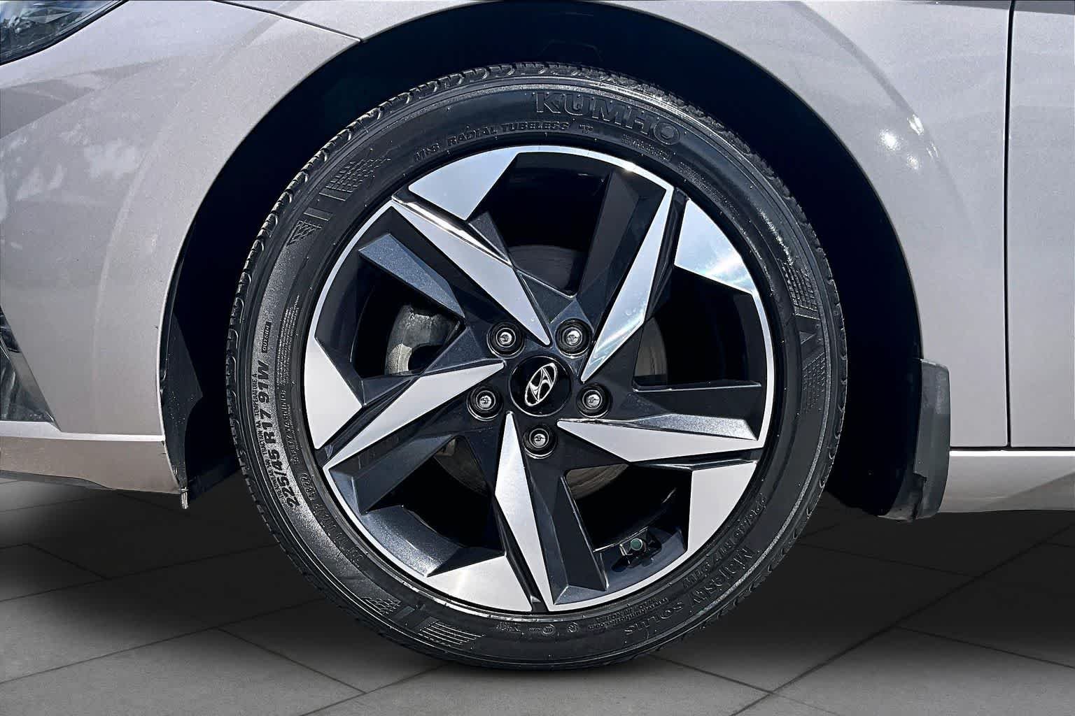 Used 2023 Fluid Metal Hyundai Limited image 11