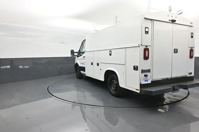 Used 2020 White Ford Cutaway Utility Box image 5