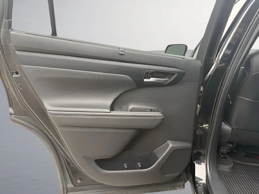 Used 2023  Toyota L image 30