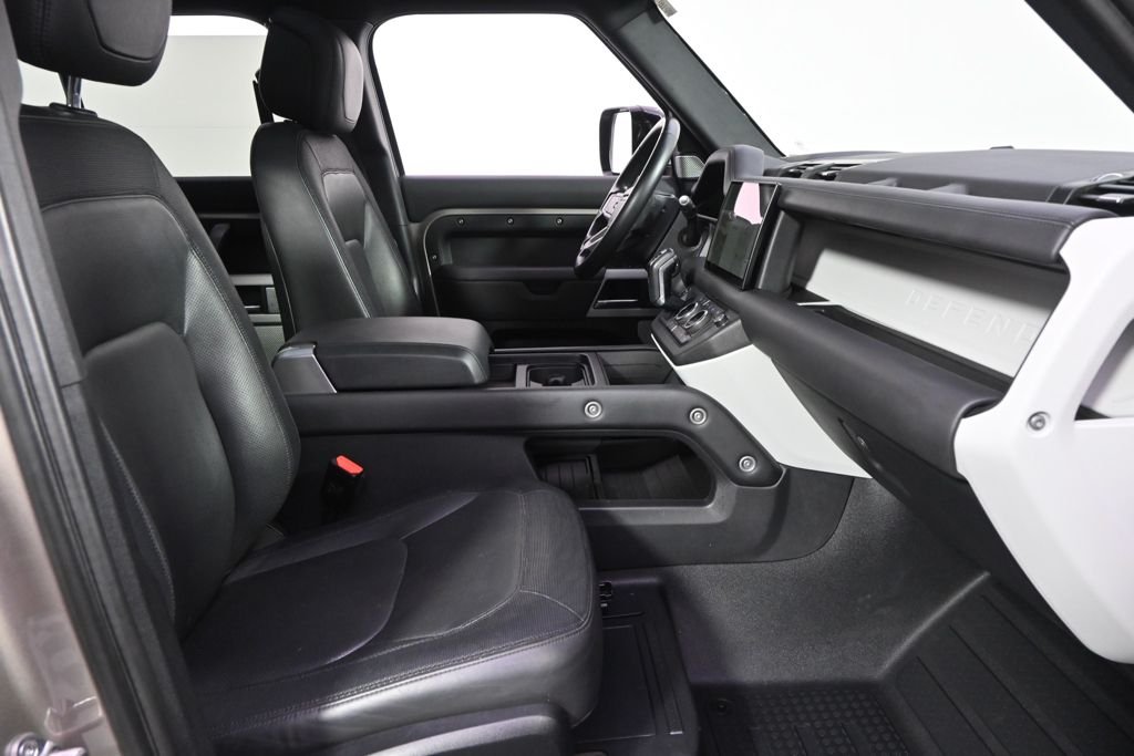 Used 2023  Land Rover X-Dynamic SE image 14