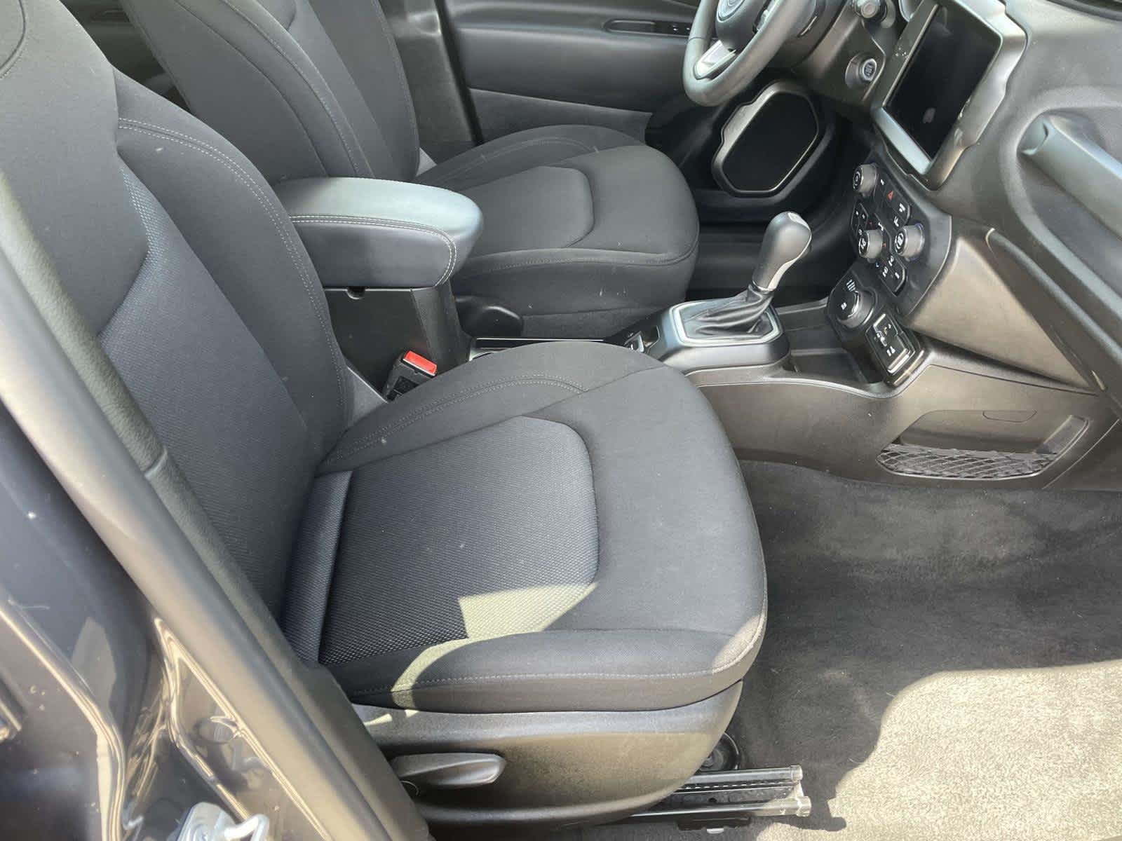 Used 2023 Gry/grey Jeep Latitude image 26