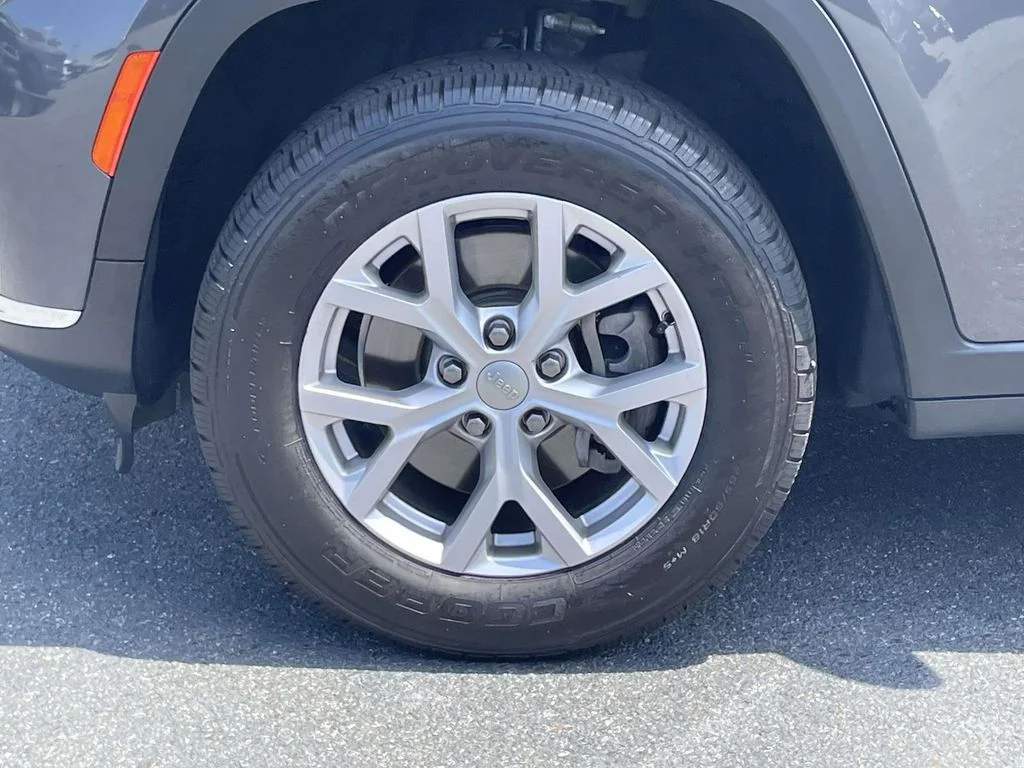 Used 2022 Gray Jeep Limited image 11