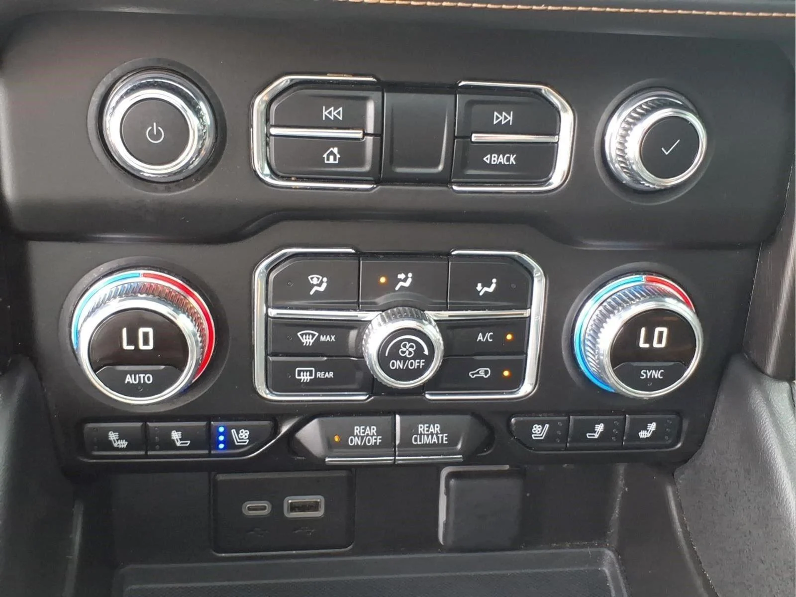 Used 2024 White Frost Tricoat GMC AT4 image 27