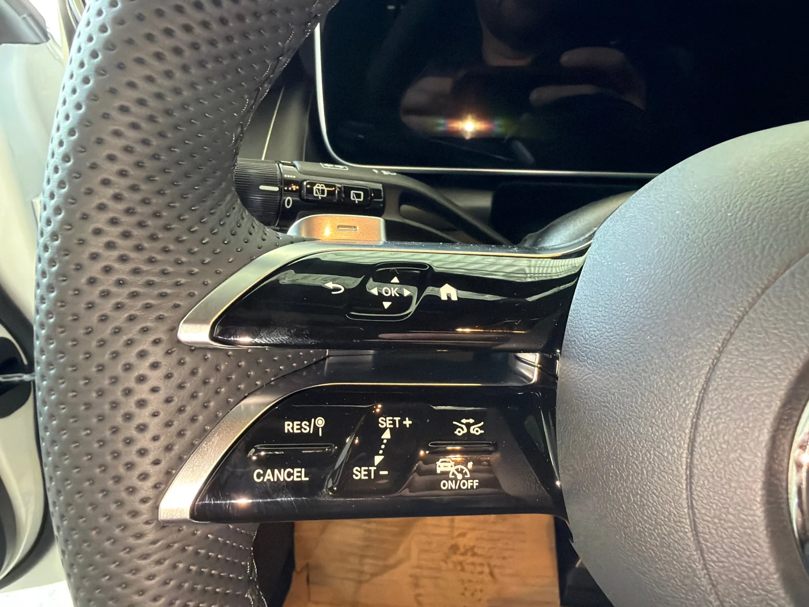 New 2026 White Mercedes-Benz GLC 300 4MATIC SUV image 18
