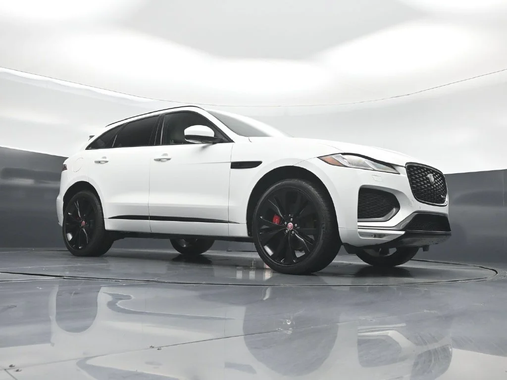 Used 2023  Jaguar P400 R-Dynamic S image 2