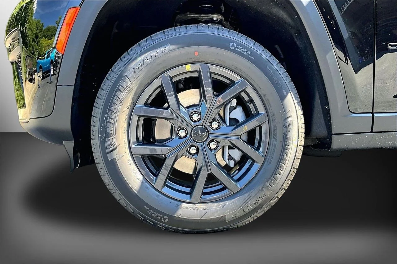 New 2027 High-Gloss Black Paint Jeep Laredo Altitude image 31