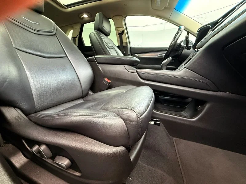 Used 2017  Cadillac Luxury Sport Utility 4D image 14