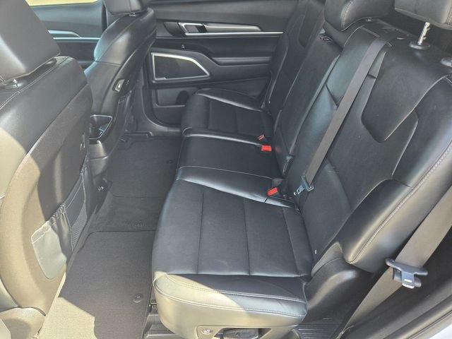 Used 2022 White Kia LX image 9
