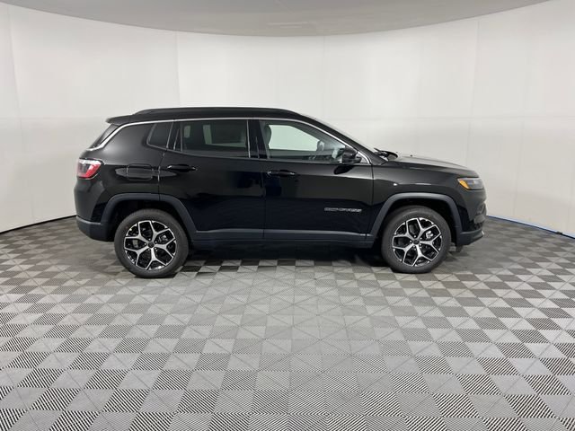 New 2026 Diamond Black Crystal Pearl-Coat Exterior Paint Jeep Limited image 4