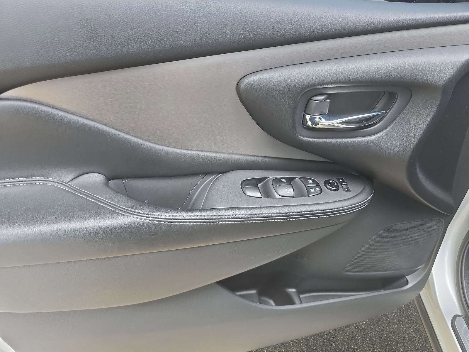 Used 2023 Silver Nissan SV image 25