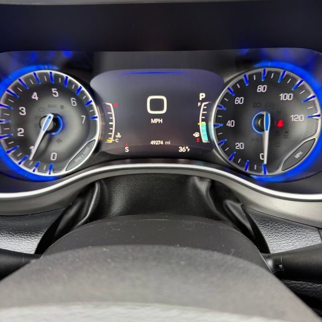 Used 2025  Chrysler Select image 20