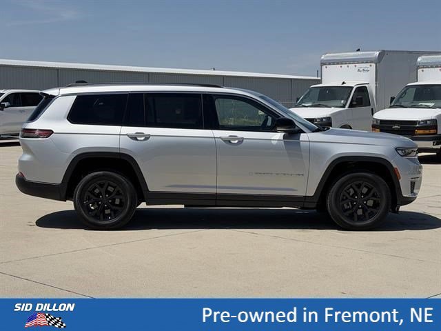 Used 2023 Silver Jeep Limited 4x4 image 3