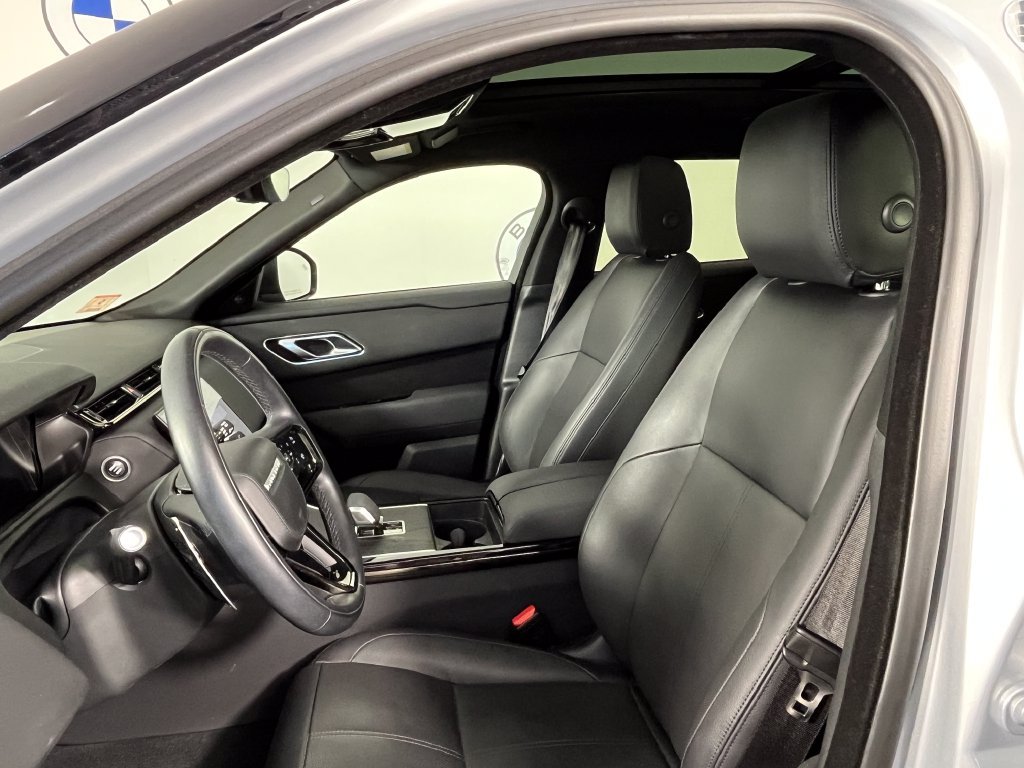 Used 2025  Land Rover Dynamic SE image 2