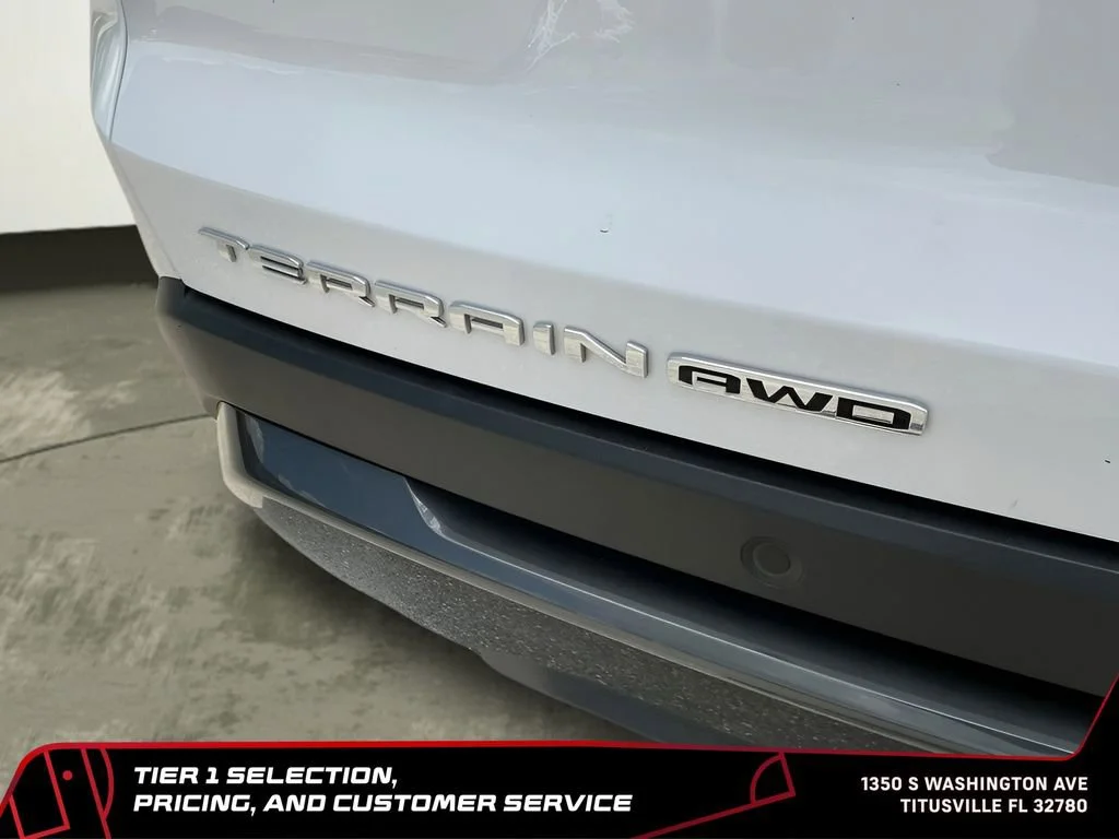 Used 2025 Summit White GMC Elevation image 29