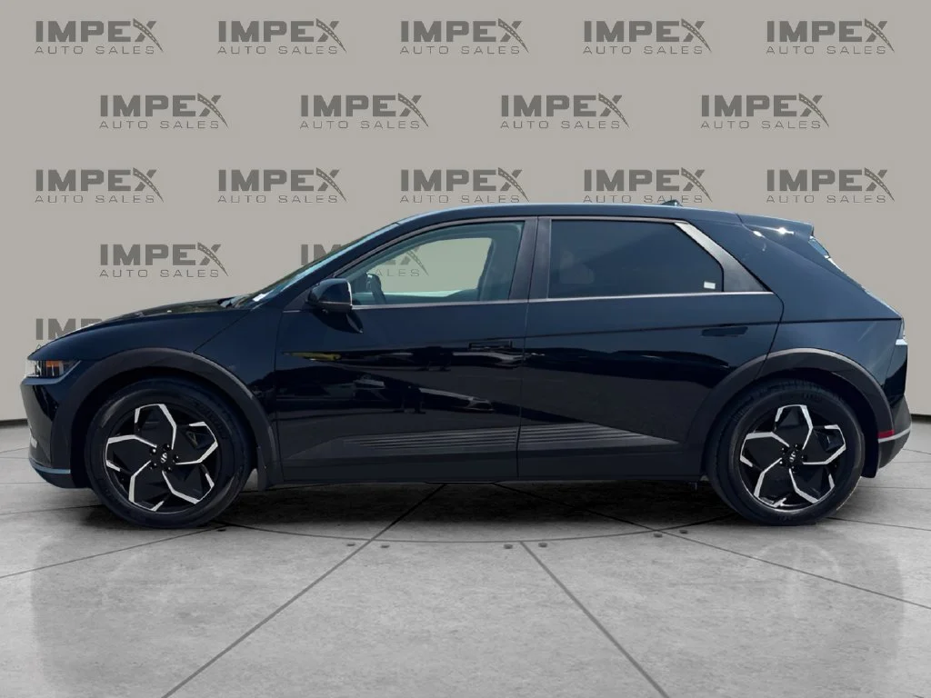 Used 2024 Black Hyundai SEL image 2