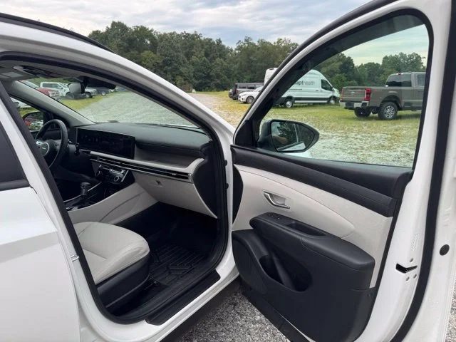 Used 2025 White Hyundai SEL Convenience image 14